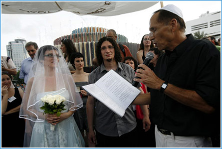 זוג עולים מרוסיה מתחתנים בטקס נישואים לא רשמי. צילום: מרים אלסטר, פלאש 90